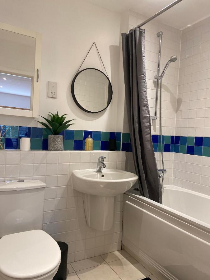 2 Bedroom, 2 Bathroom Apartment With Free Parking In A Great Location Cambridge  Exteriér fotografie