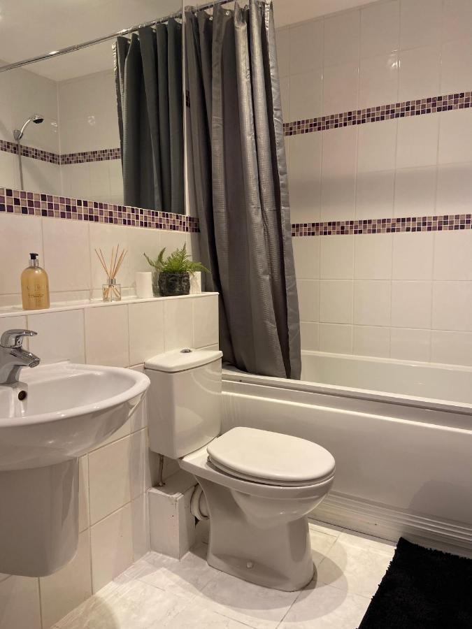 2 Bedroom, 2 Bathroom Apartment With Free Parking In A Great Location Cambridge  Exteriér fotografie
