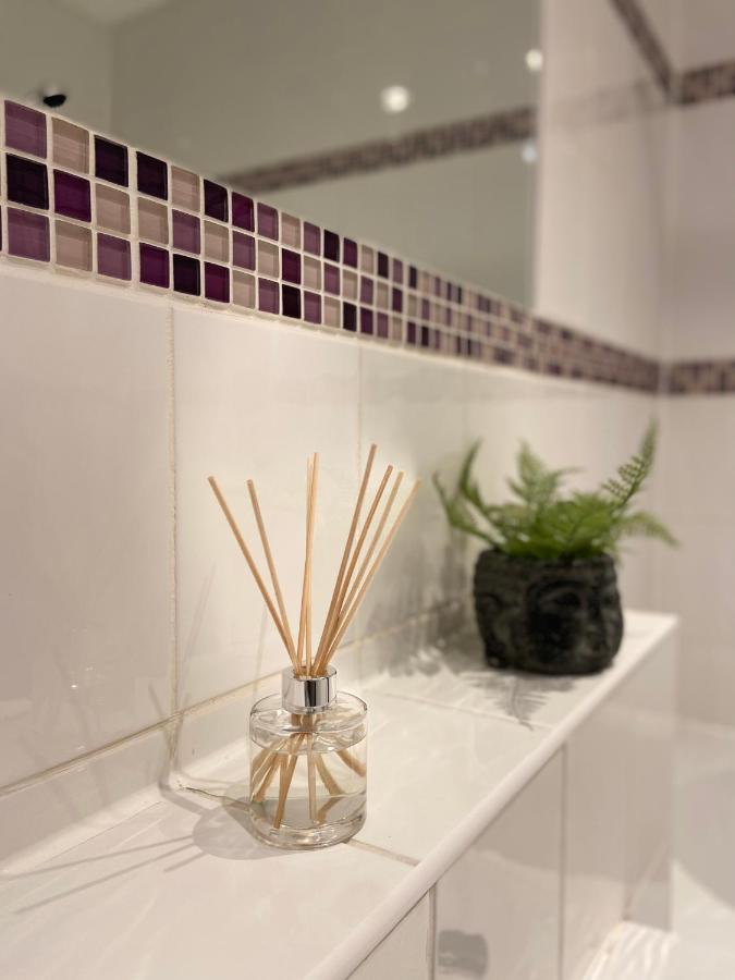 2 Bedroom, 2 Bathroom Apartment With Free Parking In A Great Location Cambridge  Exteriér fotografie