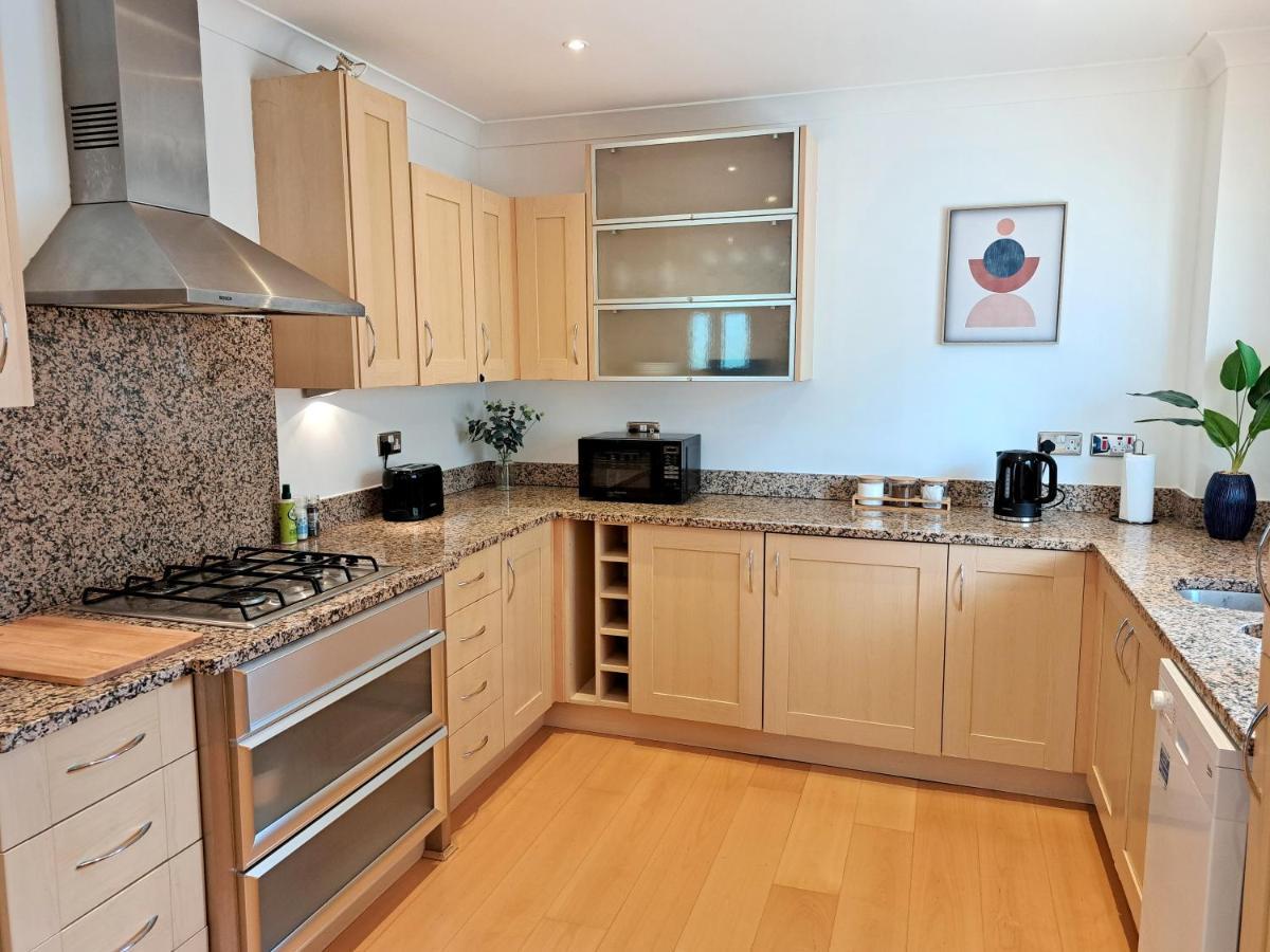 2 Bedroom, 2 Bathroom Apartment With Free Parking In A Great Location Cambridge  Exteriér fotografie