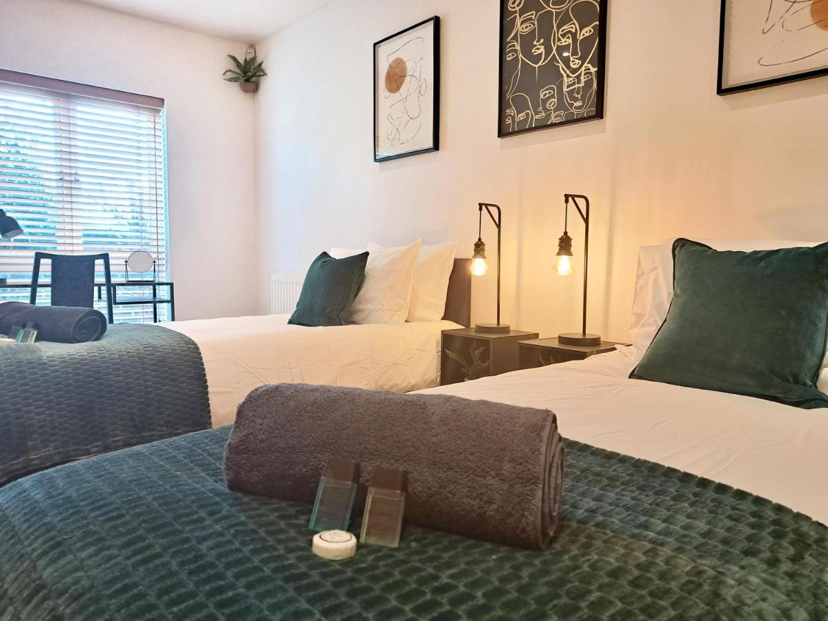 2 Bedroom, 2 Bathroom Apartment With Free Parking In A Great Location Cambridge  Exteriér fotografie