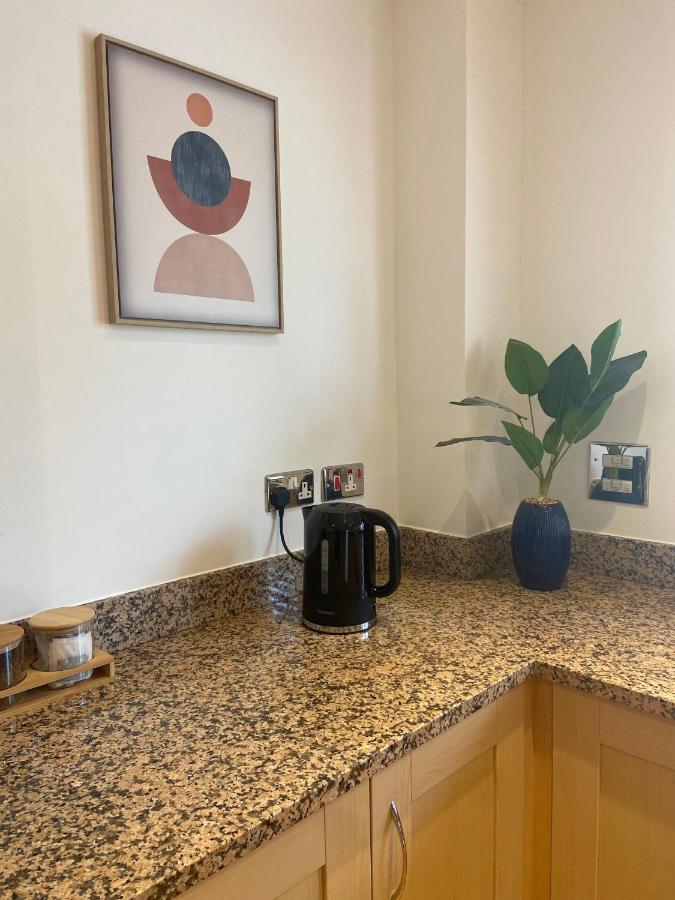 2 Bedroom, 2 Bathroom Apartment With Free Parking In A Great Location Cambridge  Exteriér fotografie