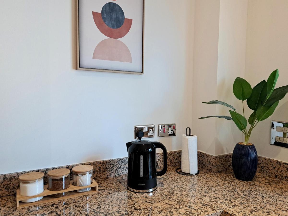 2 Bedroom, 2 Bathroom Apartment With Free Parking In A Great Location Cambridge  Exteriér fotografie